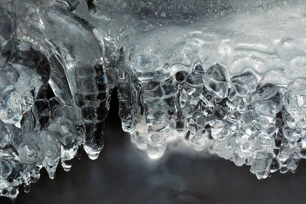 河流中冰层的详细视图 冬季在河的闪亮的冰柱挂在上面 — 图库照片