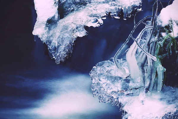 冬季小溪 冰冻流上方有冰柱 冻结的溪的细节 小瀑布石头冰柱和乳白色的溪 — 图库照片