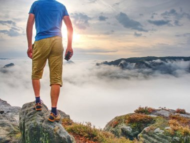 Uzun yürüyüşe çıkan kimse seyahat etmek yalnız, al ve pay fotoğraf açık gezileri. Sonbahar Doğa puslu sabah içinde. Fotoğrafçı alarak resim tropikal orman, gökyüzü ve bulutlar