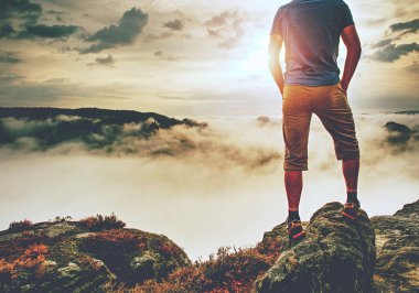 Elleri cebinde mavi gömlek ayakta ve seyretmek ufuk olan uzun boylu adam. Başarılı seyahat adam Zirvesi içinde macera arıyor