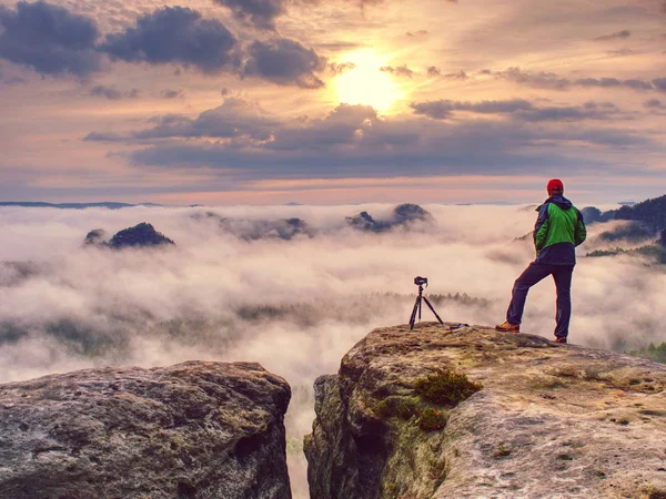 Fotógrafo Videógrafo Viajante Pensando Perto Tripé Com Câmera Digital Preparada — Fotografia de Stock