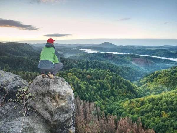 Caminhante Descansa Pico Viajante Com Jaqueta Verde Prova Vento Descansando — Fotografia de Stock