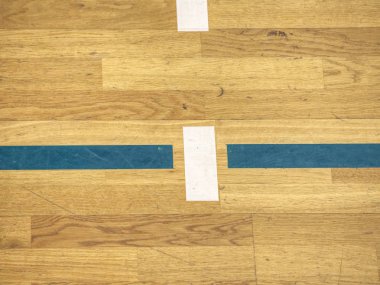 Satırları katta. Eski ahşap zemin. Ahşap zemin Basketbol Sahası.