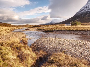 Kışın karlı dağlar-İskoçya Highlands Glencoe yakınındaki tabanının nehirde. Soğuk rüzgarsız kış sabahı