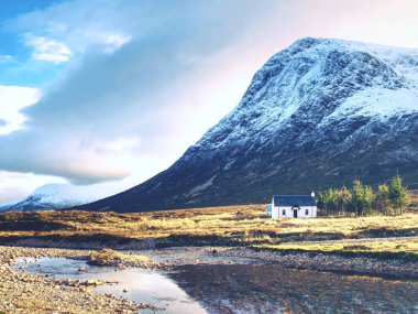 Kışın karlı dağlar-İskoçya Highlands Glencoe yakınındaki tabanının nehirde. Soğuk rüzgarsız kış sabahı
