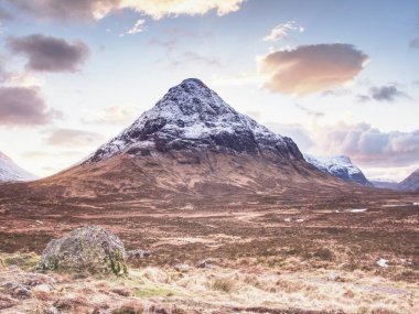 İskoçya'nın Glencoe bölgesinde dağların doruklarına taze kar kaplı.
