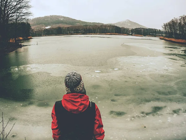 暗い寒い午後の湖畔で雨の中に立っている女性の観光 — ストック写真