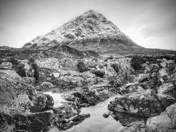 Zwembaden Majestatic Watervallen Belllow Besneeuwde Bergen Blauw Water Mirrorong Blauwe — Stockfoto