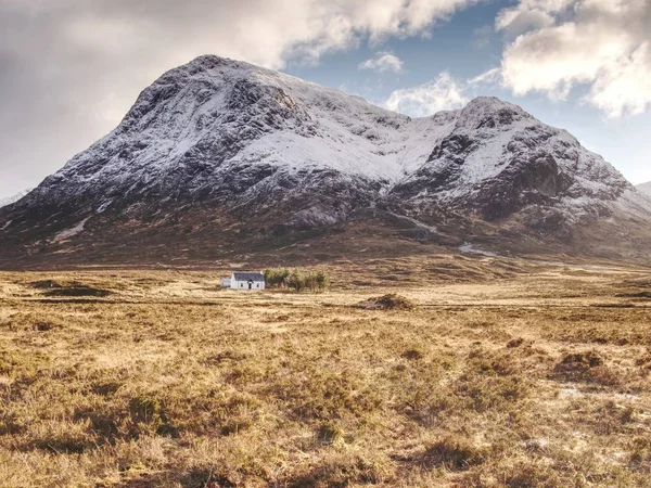 スコットランドのハイランド地方に雪を頂いた山付近 グレンコー スコットランドです 山のピークが新雪に覆われています — ストック写真