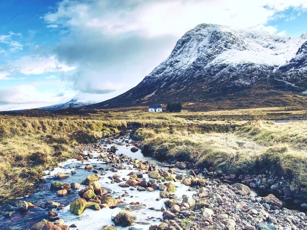 冷たい川に丸い山ピーク 早いばね以内スコットランド高地の風景 — ストック写真