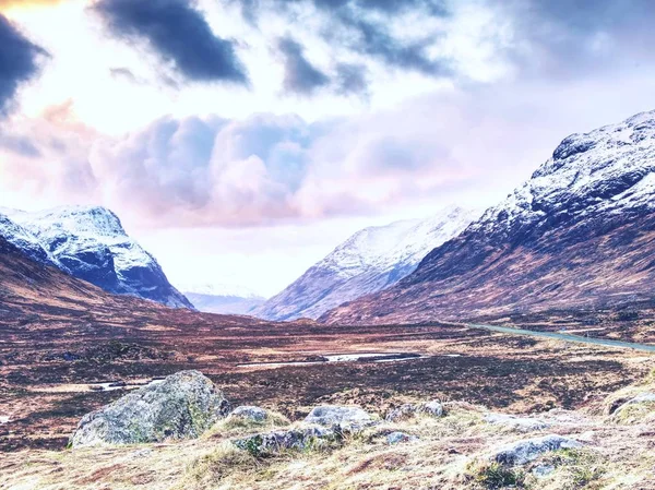 A82 路的著名的苏格兰希格兰斯的看法 苏格兰早春山脉 — 图库照片