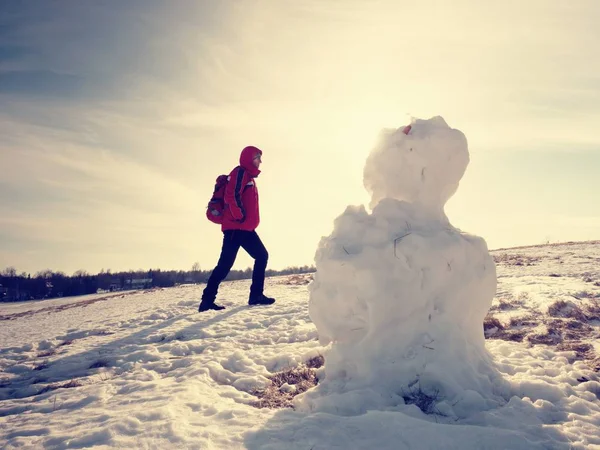 Giovane Cammina Seminatore Fuso Paesaggio Primavera Neve Escursionista Turistico Con — Foto Stock