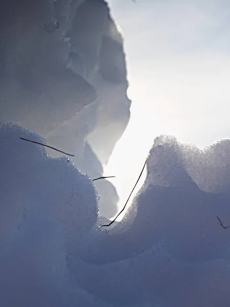 Güçlü Kontur Güneş Fişekleri Ile Buz Parçası Buz Kristalleri Buz — Stok fotoğraf