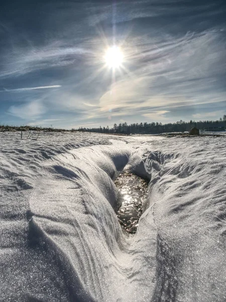 Trou Dans Neige Glacée Avec Des Éruptions Soleil Belle Scène — Photo