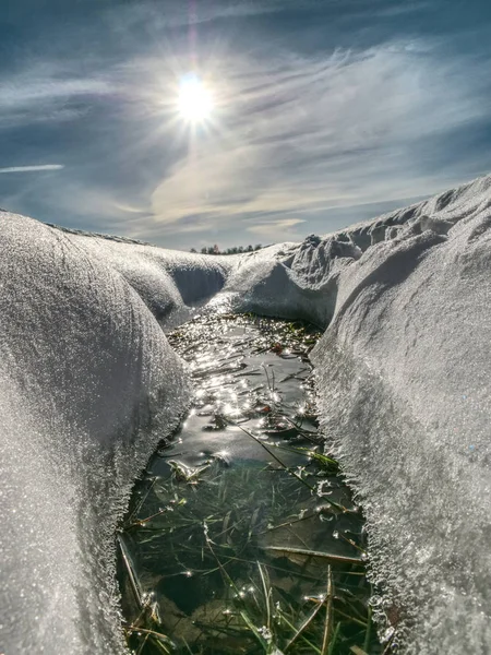 雪与寒冷的冬日阳光的轻反射 雪花和阴影细节 — 图库照片