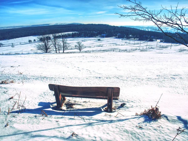 Paysage Hivernal Journée Ensoleillée Empreintes Pas Dans Neige Fraîche Mènent — Photo