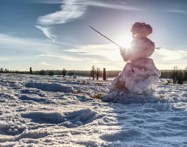 年轻人走在融化的索曼在春天的风景在雪 在雪域与背包的旅游徒步旅行者走向 — 图库照片