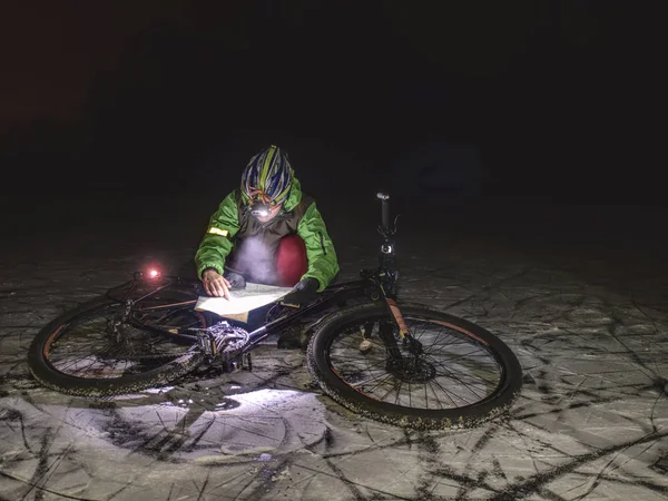 Inverno noite extrema motociclista controle navegação — Fotografia de Stock