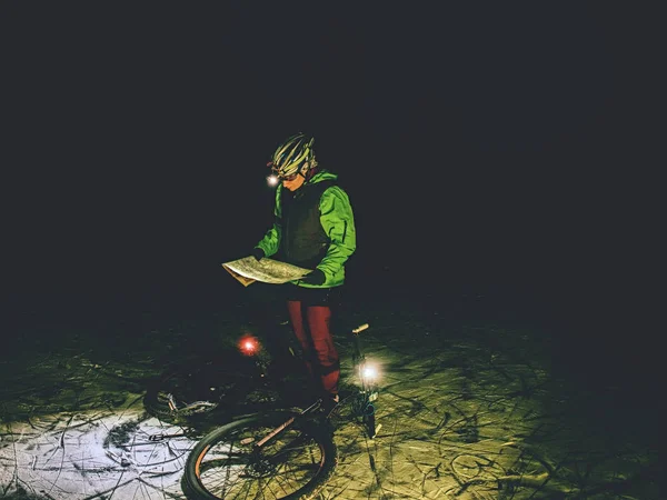 Inverno noite extrema motociclista controle navegação — Fotografia de Stock