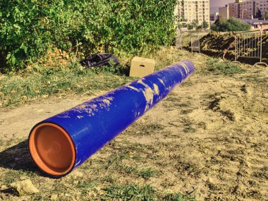 Uzun tüp zeminde. Plastik boru renkli kalın duvar