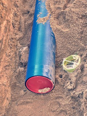 Hendek yeni plastik su boru hattı. Eski paslı borular değiştirme