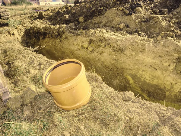 Grandes accesorios de PVC en el suelo en la zanja. Tubo de fontanero para beber agua — Foto de Stock