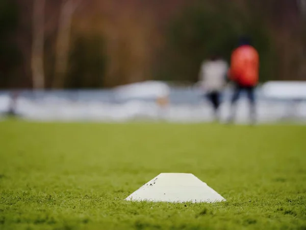 Fotbalový míč a stožárů na plastové trávy. Y — Stock fotografie