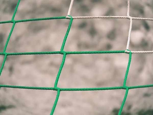 Campo in erba verde calcio in inverno. Appendere netto — Foto Stock