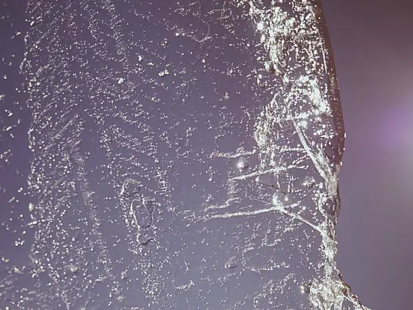 冰片或浮石板上的裂缝 冰产生许多反射和耀斑感谢光折射 — 图库照片