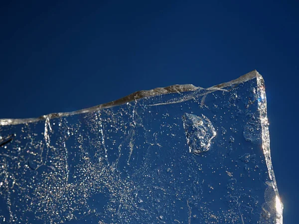 Gelo contra céu com sol quente. Derretimento de iceberg fino — Fotografia de Stock