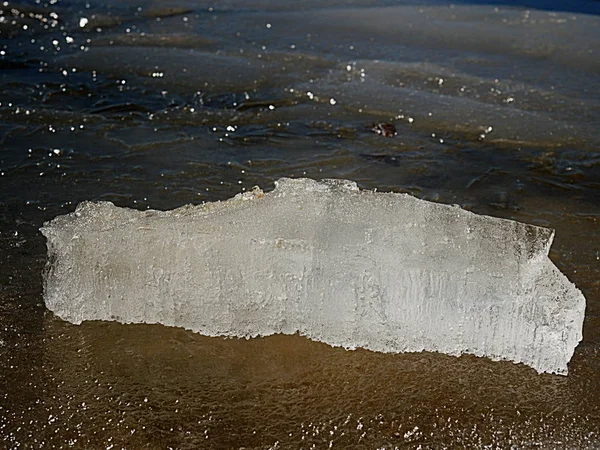 Eis mit Rissen und Blasen. Flacheisstück — Stockfoto