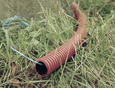 Elektrik kablolar kazı döşenmesi için oluklu boru