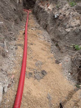 Emanet tüp kablolar ile. Hendek ile imar site