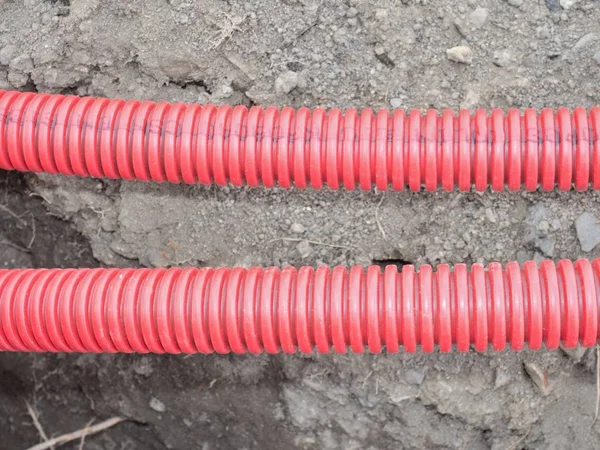 Tubos ondulados para colocação de cabos elétricos em escavação — Fotografia de Stock
