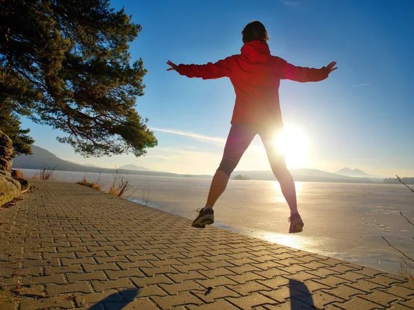 Mulher desportiva a correr na costa. Menina em roupas esportivas — Fotografia de Stock