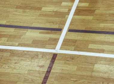 Satırları katta. Eski ahşap zemin. 