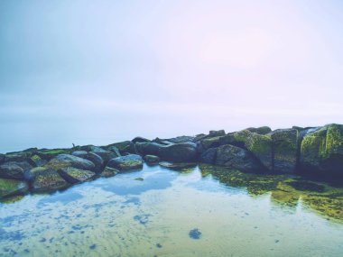 Akşam deniz sakin suda dalgakıran.