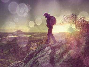 Filtre. Uzun yürüyüşe çıkan kimse rüzgarlık ceketli muhteşem manzarasına sahiptir