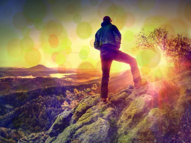 Filtre. Uzun yürüyüşe çıkan kimse rüzgarlık ceketli muhteşem manzarasına sahiptir