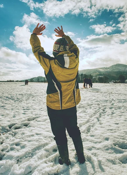 La mujer está gritando a los caballos en el prado nevado — Foto de Stock