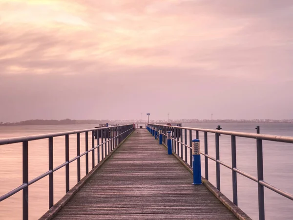 Lungo molo sulla costa baltica nella calma del mattino presto . — Foto Stock