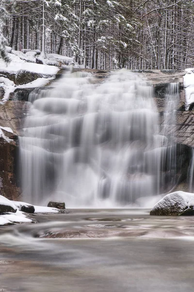 Frozen waterfall in the forest. Valley of Mumlava river, — Stock Photo, Image