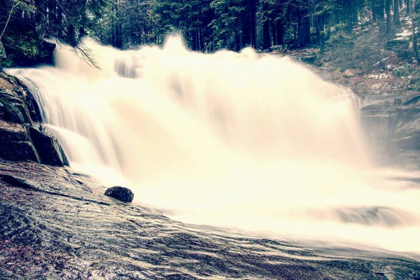 Enorme arroyo ruidoso en el bosque nevado de invierno —  Fotos de Stock