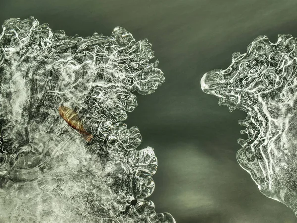 Gefrorener kleiner Wasserfall. Detail der abgerundeten Eiszapfen — Stockfoto