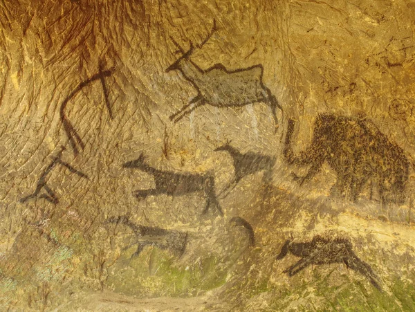 Handgezeichnete Höhlenzeichnungen auf Sandsteinmauer. — Stockfoto