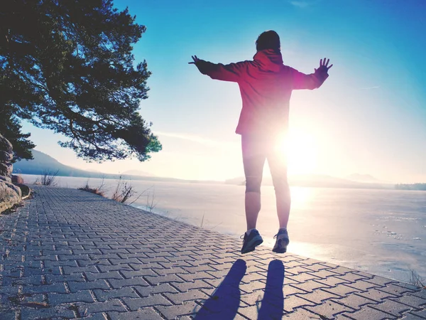 Chica de deportes corre por el parque de la mañana junto al lago — Foto de Stock