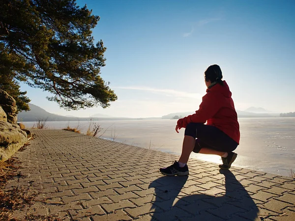 Una atleta corredora en la playa. silueta de fitness mujer — Foto de Stock