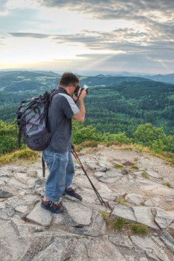 Sırt çantası ile turist yürümek Dağı buzlu