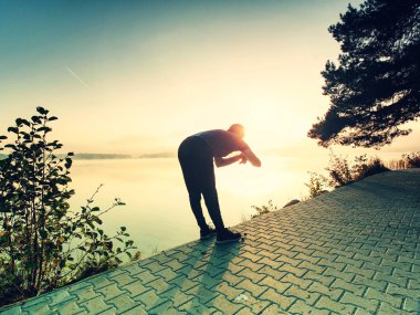 Runner onay içinde biraz ara izliyor. Koşu sporcu 