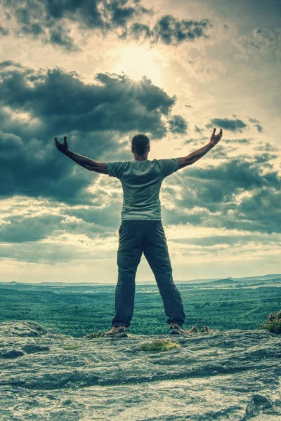 Turista alto na borda da colina com as mãos levantadas — Fotografia de Stock
